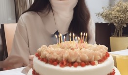 李嘉欣为邱咏贤庆生！角落C位美到窒息，网友，这波狗粮我吃了！