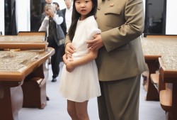 金正恩携爱女亮相，朝鲜新驱逐舰下水，父女同框萌翻全场！