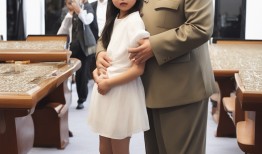 金正恩携爱女亮相，朝鲜新驱逐舰下水，父女同框萌翻全场！