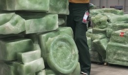 奇闻趣事女子不慎遗落300万翡翠，垃圾清运车竟成神秘买家？