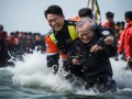韩海警英雄舍身救中国老人，李在明暖心发声引泪奔！