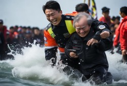 韩海警英雄舍身救中国老人，李在明暖心发声引泪奔！