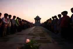 穿越时空的敬意，吴石将军墓前市民的深情祭奠