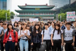 韩流中的逆流，中使馆幽默回击少数反华游行，友谊小船稳如泰山