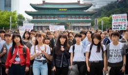 韩流中的逆流，中使馆幽默回击少数反华游行，友谊小船稳如泰山
