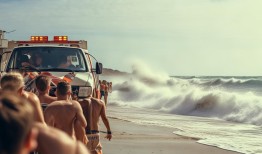 救护车拉走溺水者，游客们却仍跃跃欲试，海滩上的生死时速