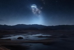 夜空奇谭新疆奇景，不明飞行物夜空惊现，是外星来客还是自然奇观？