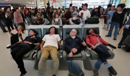 奇闻趣谈上海机场惊现躺平高手，2名外国人霸占6个座位，引发热议！