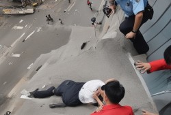 惊魂一刻！罗帅宇坠楼瞬间手机拨打110，民警接警后紧急救援