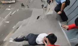惊魂一刻！罗帅宇坠楼瞬间手机拨打110，民警接警后紧急救援