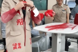 笑点满满！血站回应手提袋上‘献血’误印成‘鲜血’网友直呼，这波操作太‘骚’了！