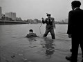 警察捞人风波，纪监委出手，真相渐明