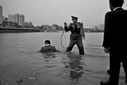 警察捞人风波，纪监委出手，真相渐明