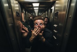 惊魂一刻！男子电梯内捂嘴事件，警方迅速介入调查