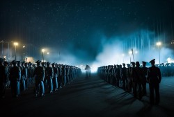 阅兵演练夜间限定版，当灯光熄灭，军威不减
