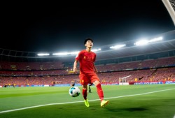 足球新星闪耀！黄政宇国足东亚杯首球，抽射破门引爆全场
