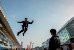 杭州南站惊现高空飞人，工作人员淡定回应，别慌，这只是日常操作！