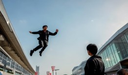 杭州南站惊现高空飞人，工作人员淡定回应，别慌，这只是日常操作！