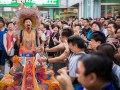 卤鹅哥高速口献艺，游客们纷纷点赞