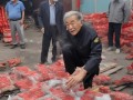 河南七旬老人意外捡烟花，竟成年度最惨网红