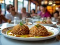 游客吃剩2份炒饭被商家端回并盘，一场饭局引发的笑料