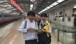 武昌火车站，暴雨来袭，我们湿身了但服务不湿！