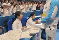 乒乓国手变身云端大使，刘国梁在联合国运动会闭幕式上的‘隔空’风采