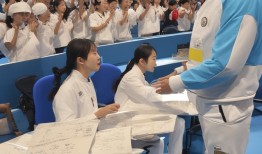 乒乓国手变身云端大使，刘国梁在联合国运动会闭幕式上的‘隔空’风采