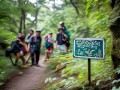 奇闻趣谈驴友登山偶遇蛇出没告示牌，是自然警告还是恶作剧？