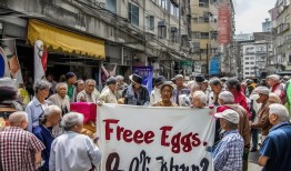 免费领鸡蛋，竟是温柔陷阱？35名老人被骗1.2万