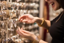 试戴金手镯事件，顾客赔偿100元，商家笑纳小费