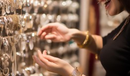 试戴金手镯事件，顾客赔偿100元，商家笑纳小费