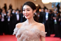 张馨予，红毯上的定海神针，25斤礼服也难挡她的风采！