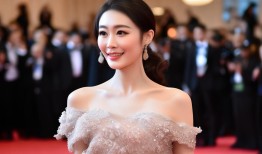 张馨予，红毯上的定海神针，25斤礼服也难挡她的风采！